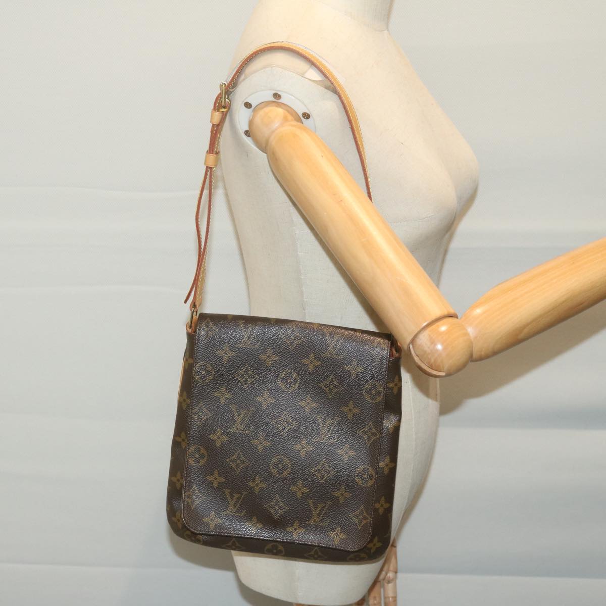 Louis Vuitton Looping Brown Canvas Shoulder Bag (Pre-Owned)